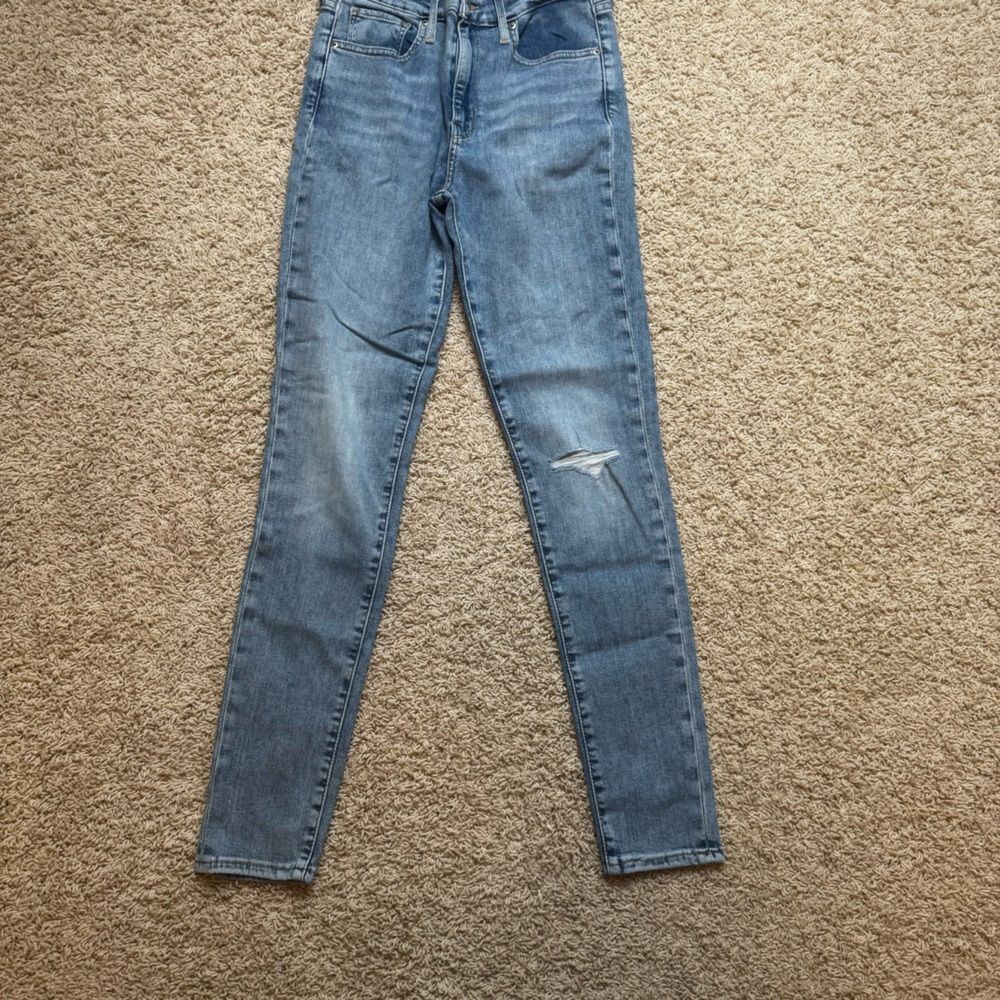 Women’s Levi’s distressed skinny jeans size 26 light wash
